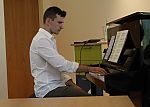 Simon Wiesrecker am Klavier für seelisches Wohlbefinden. Foto: Angelika Knöpker