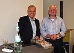 Mit einem Präsent dankte Professor Dr. Dr. Weglage dem Referenten für den beachtenswerten Vortrag zum Thema Einsamkeit. Foto: Angelika Knöpker 